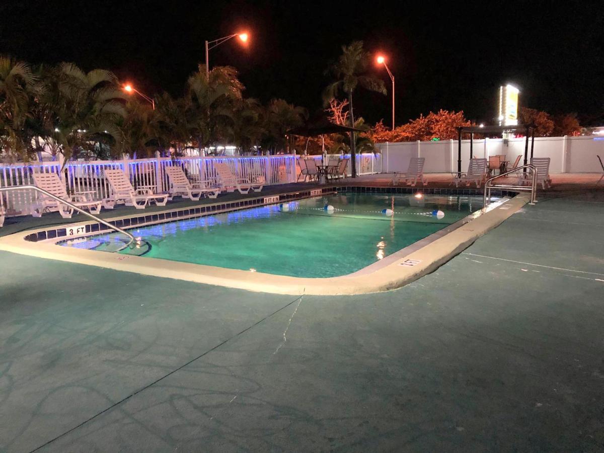 Venice Gardens Sunshine Inn & Suites Venice, Florida מראה חיצוני תמונה